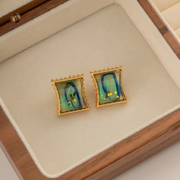 ◾️18k Gold Plated Vintage Green Square Dangle Earrings - Picture 4 of 7